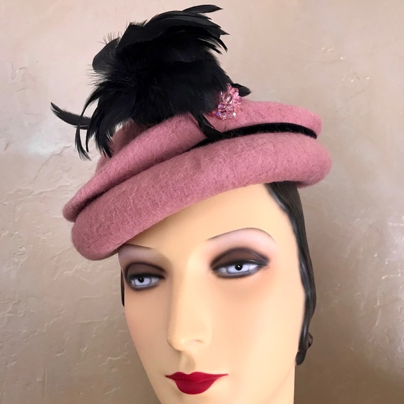 DASHING 1940s PINK \'MOHAIR\' FELT HAT WITH MATCHING JEWEL AND BLACK FEATHERS main image 12